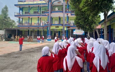 KEGIATAN UPACARA SETIA HARI SENIN TANGGAL 01 SEPTEMBER 2025 DENGAN TEMA KEDISPLINAN DAN TANGGUNG JAWAB SEBAGAI SISWA/SISWI