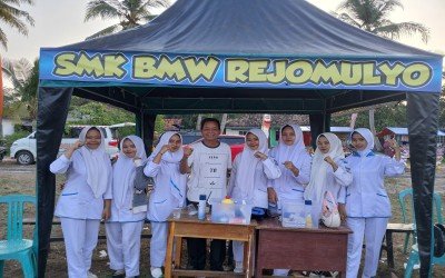 kegiatan ngepam (penjagaan dan pertolongan pertama) SMK BMW REJOMULYO Pasir Sakti Jurusan Asisten Keperawatan pada acara KOMPETISI SEPAK BOLA USIA MUDA PIALA SOERATIN U-17 PSSI PROVINSI LAMPUNG TAHUN 2025.